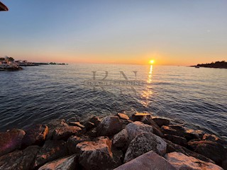 ISTRA - POREČ, TERRENO EDIFICABILE 2400M2, PRIMA FILA SUL MARE