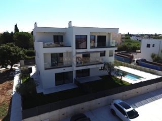 ISTRIA – PARENZO – APPARTAMENTO 125 m² CON GIARDINO E VISTA MARE