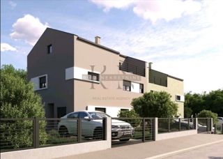 ISTRIA - PARENZO, APPARTAMENTO SU DUE LIVELLI CON GIARDINO E PARCHEGGIO