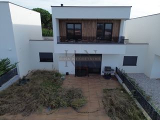 Istria – Parenzo: Casa a Schiera con Giardino e Vista Mare