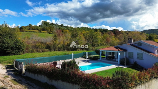Casa con piscina circondata da colline verdi - periferia di Motovun - 85m + (467m2)