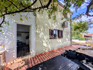 Villetta indipendente con bel giardino - Rovinjsko selo - 84m2