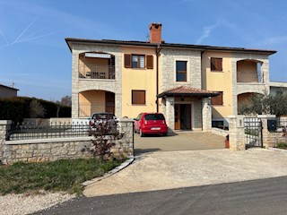 Istria, Parenzo – Ampia casa con 4 appartamenti e piscina, perfetta per vivere e come investimento