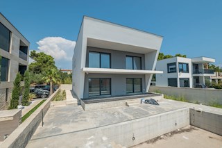 Medolino, casa moderna con piscina e vista mare