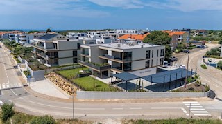 NOVIGRAD – Appartamento di lusso al piano terra con giardino privato