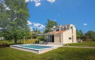 Parenzo, dintorni – casa con piscina in una zona tranquilla