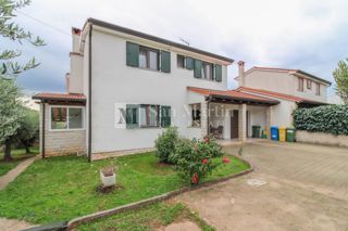 DINTORNI DI PARENZO - CASA CON GARAGE E CANTINA