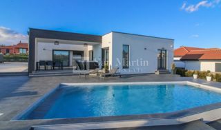 ŽMINJ, Nuova casa al piano terra con piscina