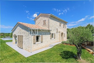 Poreč, casa arredata in stile moderno su un ampio giardino