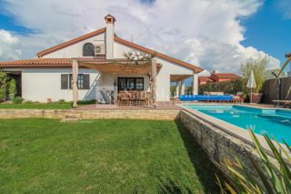 PARENZO, Casa con piscina in zona tranquilla