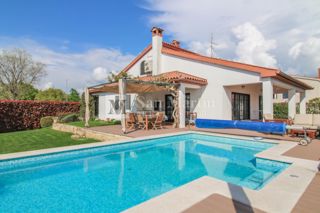 PARENZO, Casa con piscina in zona tranquilla