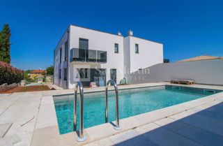 Umago - bellissima e moderna casa bifamiliare con piscina