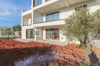 Parenzo, Appartamento trilocale al piano terra con giardino