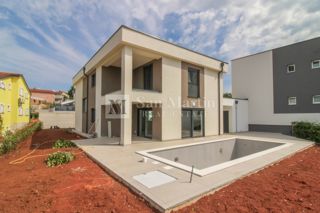 Nuova casa moderna con piscina, 4 camere da letto