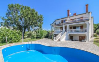 Casa con 4 appartamenti, piscina e ampio giardino