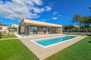 Parenzo, casa con piscina ai margini della zona di costruzione - OCCASIONE!!!