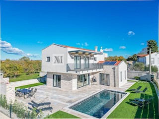 Parenzo, dintorni, Casa moderna con piscina