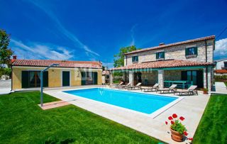 Parenzo, dintorni - una bellissima villa in pietra con piscina