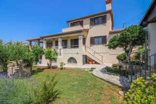 Parenzo, dintorni – Casa con splendida vista sul mare