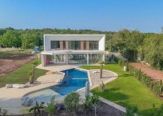 Zona di Parenzo, Casa di lusso con piscina