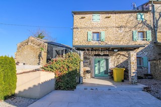 Istria, intorno a Montona - casa autoctona in pietra con piscina
