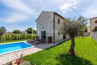 Parenzo - dintorni, villa in pietra con piscina