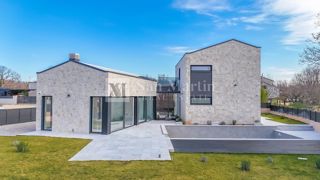 Parenzo, bellissima villa con piscina in un tranquillo villaggio