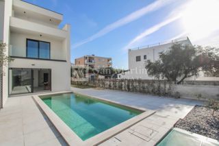 Parenzo – Casa con piscina a 800 m dal mare – VISTA MARE!