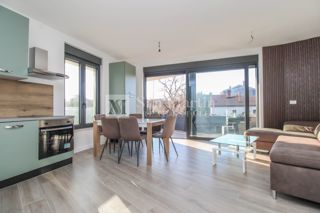 Parenzo, moderno appartamento al piano terra con giardino.