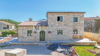 Parenzo - una bella casa in pietra con piscina vicino alla città