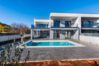 Rovigno, dintorni - bella casa bifamiliare in posizione tranquilla