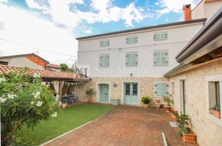 Parenzo, dintorni – splendida casa in pietra ristrutturata con 4 camere da letto