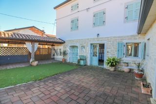 Parenzo, dintorni – splendida casa in pietra ristrutturata con 4 camere da letto