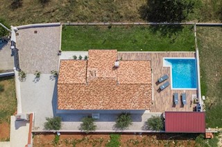 Parenzo, casa a un piano con ampio giardino