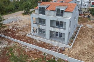 Parenzo e dintorni, appartamento in una nuova costruzione con cortile