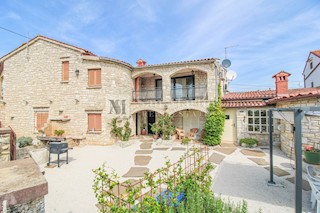 Parenzo, casa in pietra con tre unità abitative