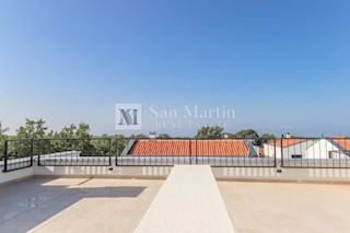 Parenzo, periferia, Spazioso appartamento con terrazza sul tetto e vista panoramica sul mare