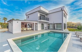 Parenzo, Bella villa moderna con piscina vicino al mare e alla città