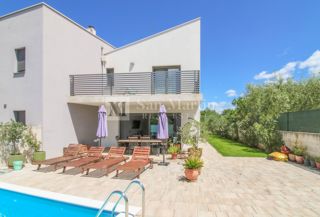 POREČ, Casa moderna con piscina