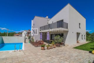 POREČ, Casa moderna con piscina
