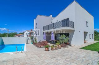 POREČ, Casa moderna con piscina