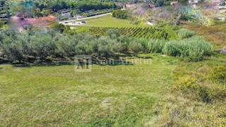 Parenzo, dintorni - terreno edificabile in un posto tranquillo e bellissimo