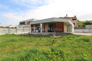 Rovigno, dintorni - casa moderna in un piccolo villaggio