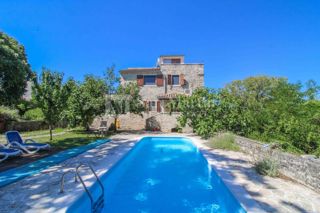 Bellissima casa in pietra con piscina