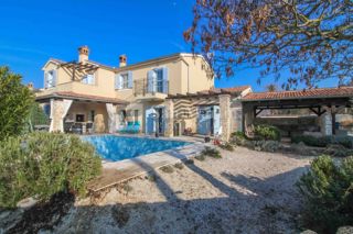 SVETVINČENAT, Casa ai margini del villaggio con piscina e 4 camere da letto