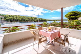 Appartamento in prima fila sul mare con terrazze e vista su Brač