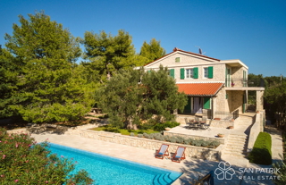 Villa autoctona tra ulivi millenari sull'isola di Pag