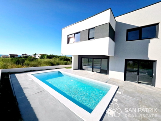 Casa moderna con piscina vicino al mare – Vrsi