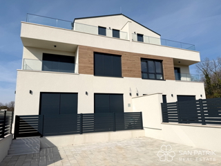 Casa moderna con piscina a Poreč, posizione tranquilla