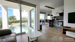 Appartamento moderno su due livelli con ampio giardino e piscina a Njivice